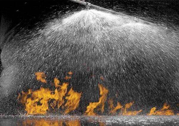Protivpožarni sistem raspršuje vodu na vatru