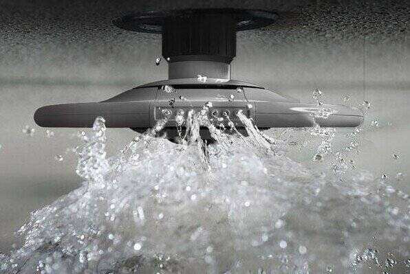 Protivpožarni sprinkler sistem raspršuje vodu