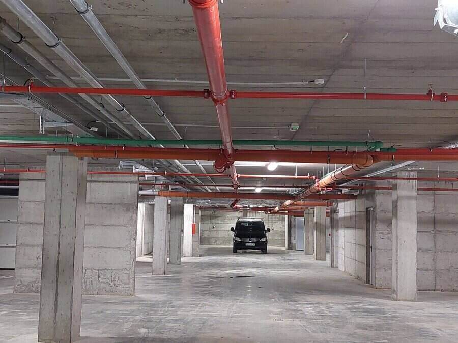 Automobil u podzemnoj garaži sa protivpožarnim sistemom