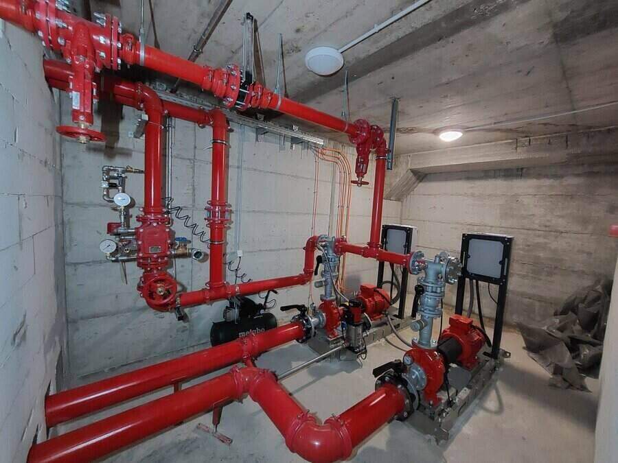 Instalirane crvene vodovodne cevi i ventili