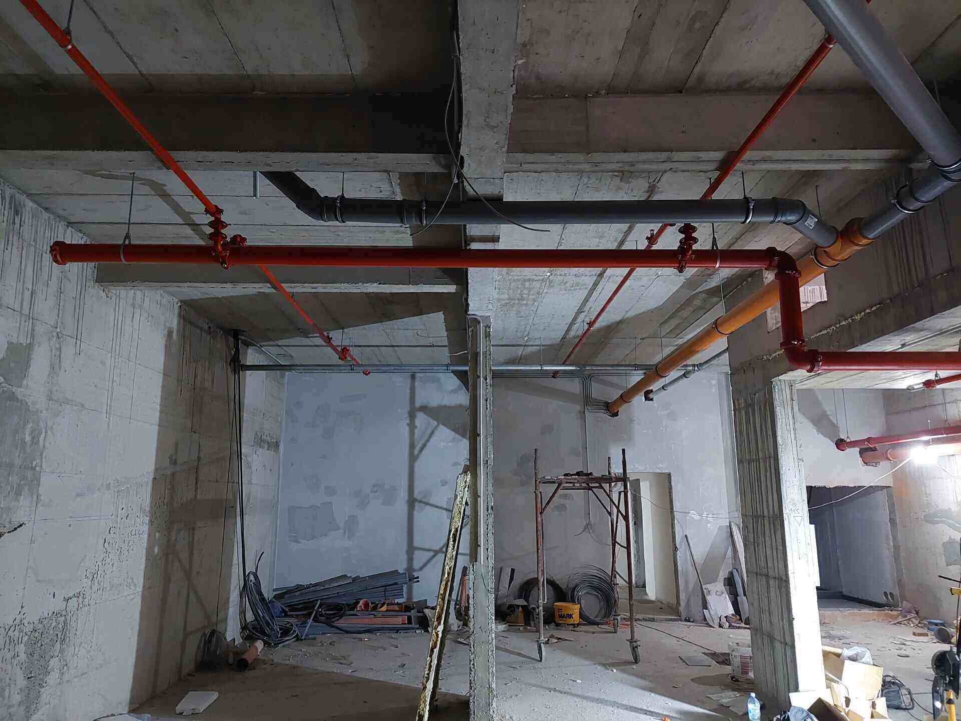 Postavljanje protivpožarnih vodovodnih cevi u garaži